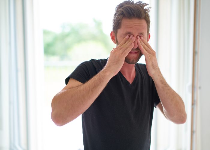 What causes itchy eyes in winter?